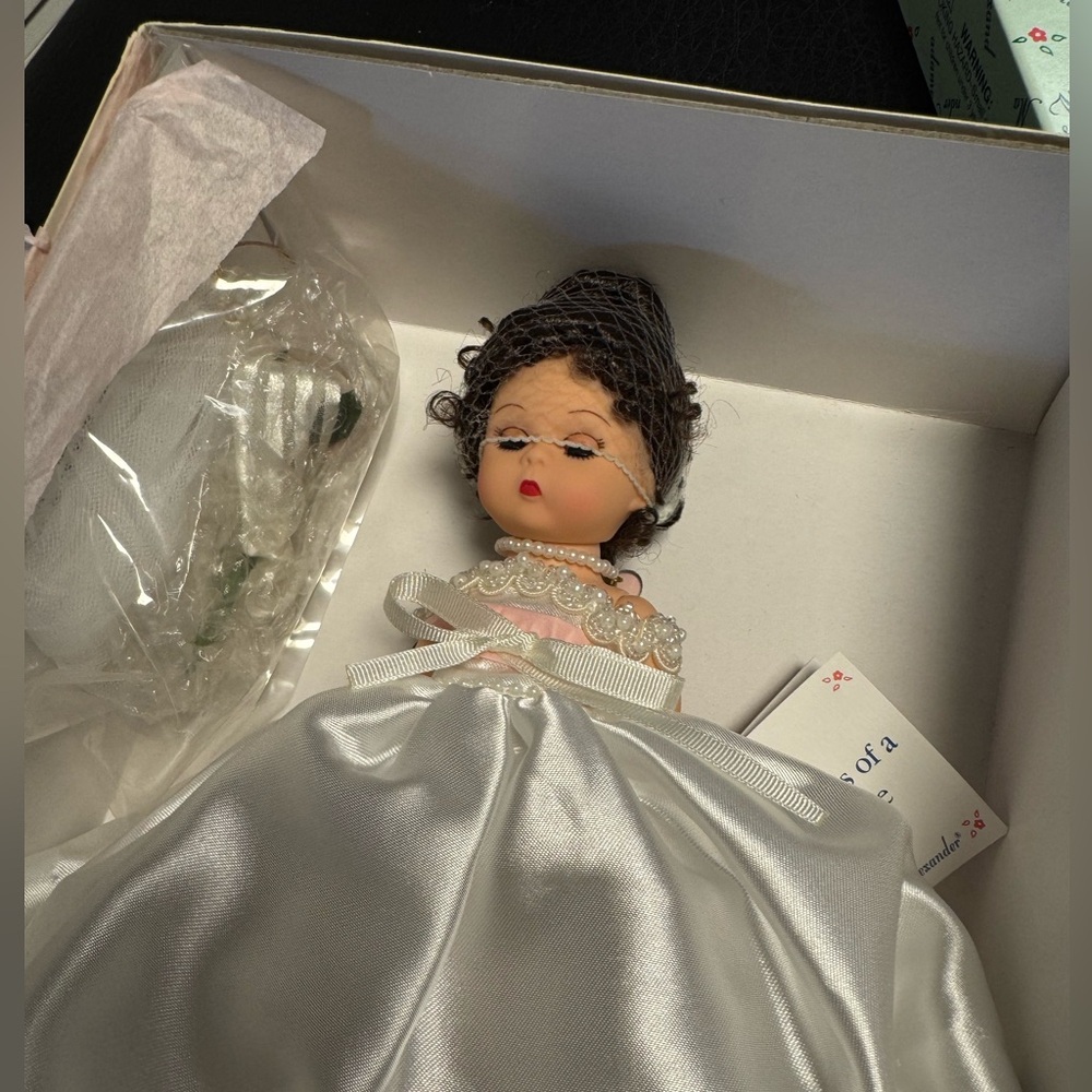 Madame Alexander Doll Memories  of a Lifetime brunette bride  NWT